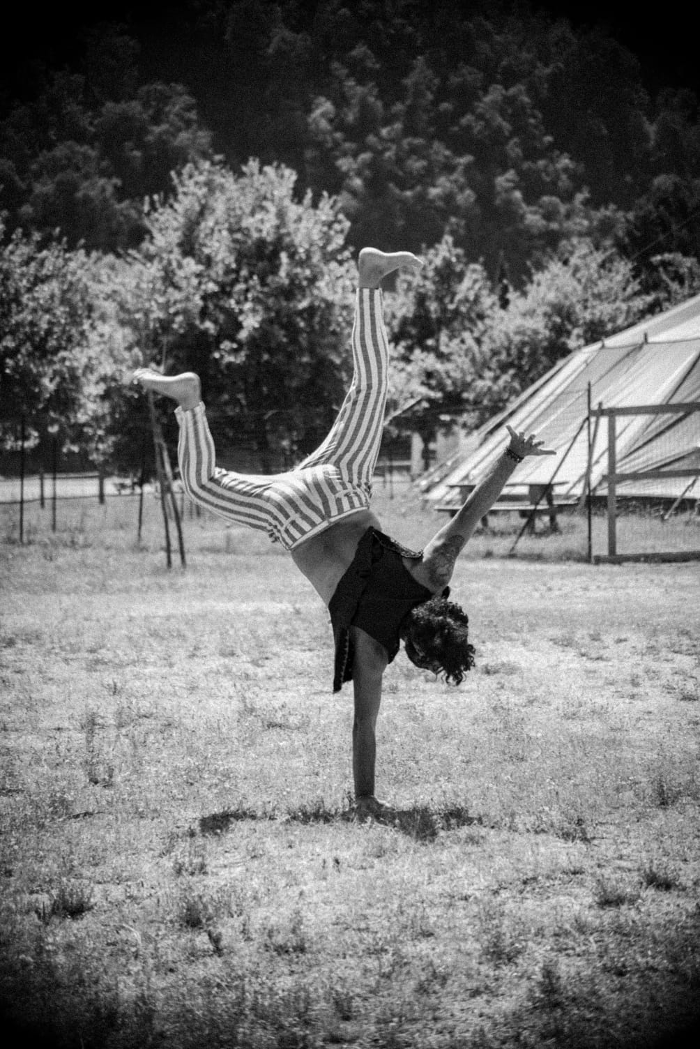 Circo Parade: giocolieri e clown in sella a una moto per i bambini autistici