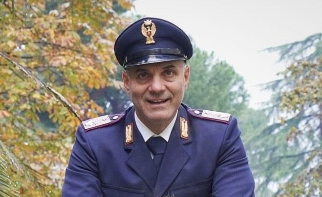 Adriano poliziotto eroe salva donna incastrata in un'auto ribaltata ...