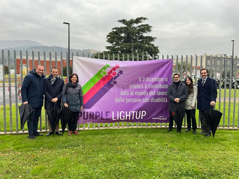 Disabilità, striscione viola con Eli Lilly • Nove da Firenze